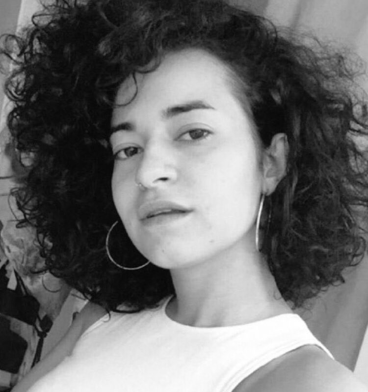 Azra tecavüze uğramış. 
Azra boğularak öldürülmüş.
Azra’yı öldürdükten sonra KATİL vücuduna jiletle ismini yazmış. 
Azra bir valiz içerisinde ormana gömülmüş. 
Onu bu hale getiren M.M.A değil, onu bu hale getiren cani
MUSTAFA MURAT AYHAN!!

#AzraGülendamHaytaoğlu