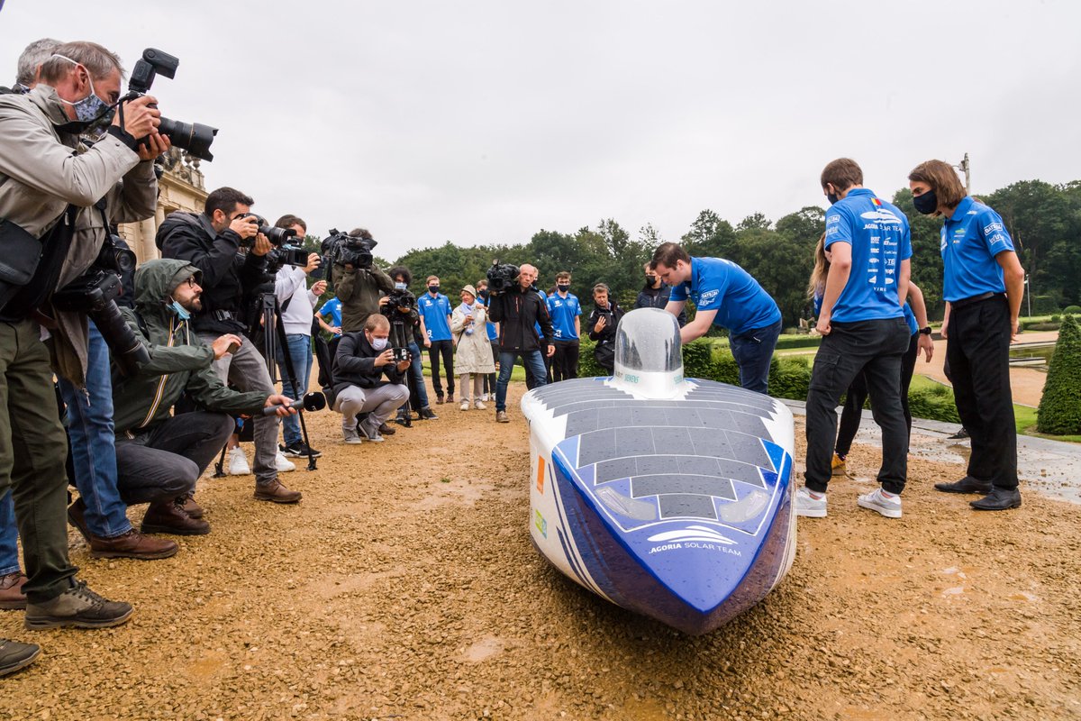 Agoriafr's tweet photo. La voici, la toute dernière voiture solaire des étudiants de l'Agoria Solar Team : la #BluePointAtlas ! La neuvième voiture de l'équipe a été présentée ce matin au Musée de l'Afrique à Tervuren. @solarteam_be @bluepointvenues https://t.co/IIOiIV0FwV
