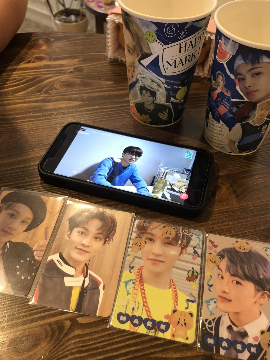 due_82's tweet photo. #swimming_with_mark

카페 가기 전 부터 기대했었는데 기대 이상이었어요!! 곰돌이들이랑 마크두 너무 잘어울리고 케이크도 너무 예쁘고 컵홀더 특전 마카롱까지 다 너무 귀여웠던...🥺 그리구 카페 도착하니까 브이앱 켜준 마크!! 힐링 와방하고 갑니다 ~~ https://t.co/kZvNEPld4u
