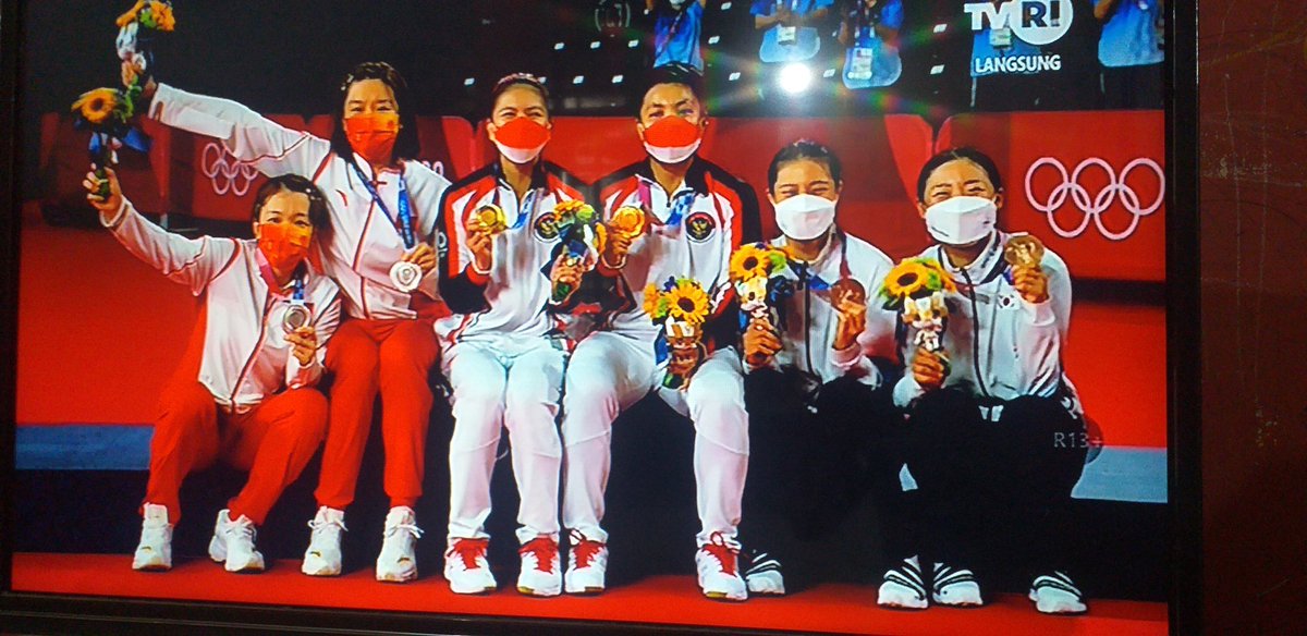 Bermutuid's tweet photo. Setelah kebih dari 30 tahun penantian, akhirnya WD 🇮🇩 bisa meraih Gold Medal #Badminton kado terindah untuk #76ThKemerdekaanRI https://t.co/pIVoIiEB3w