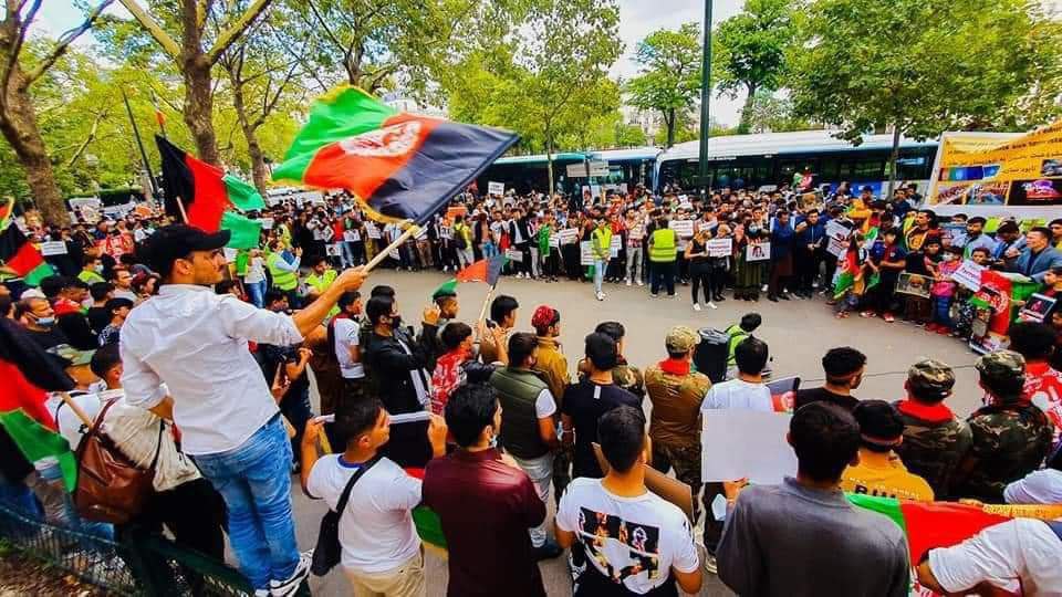 شهروندان #افغانستان در #فرانسه در یک گردهمایی بزرگ حمایت شان را از #نیروهای امنیتی و دفاعی اعلام کردند.
#WeSupportANDSF 
#WeAreAfghanistan