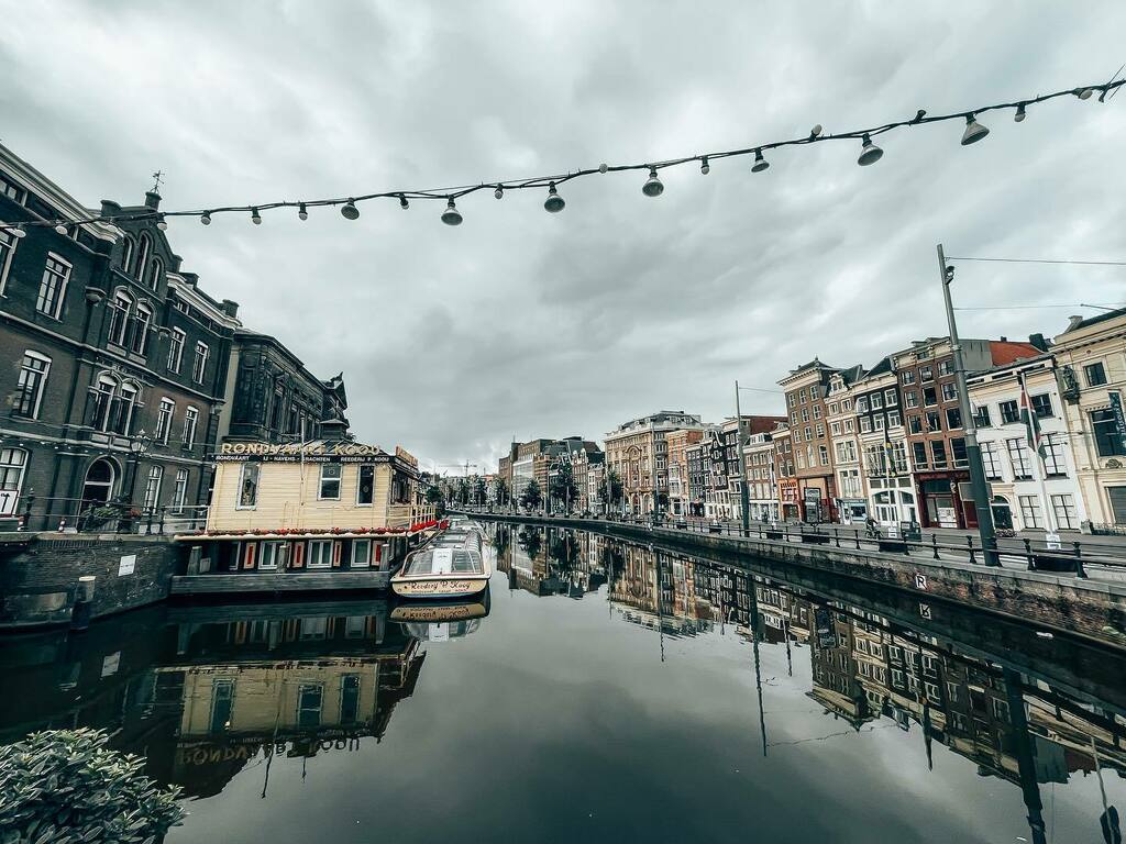 Amsterdam through my eyes...
.
#canon #canonphotography #eosr5 #ef1740f4l #streetphotography #citykillerz #citylife #citytrip #canals #amsterdam #amsterdamcity