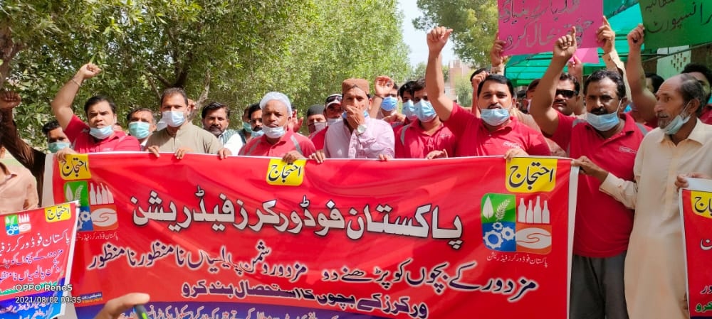 P_F_W_F's tweet photo. پنجاب ویلفیئر بورڈ کی جانب سے صوبہ بھر کے ویلفیئر بورڈ اسکولوں میں بچوں کی ٹرانسپورٹ ختم کرنے یونیفارم کی مد انتہائی قلیل رقم دینے کے خلاف آج #PFWF نے ویلفیئر اسکول رحیم یارخان کے باہر مظاہرہ کیا اور مطالبہ کیا کہ فوری طور پر ٹرانسپورٹ بحال کرے اور بچوں کو یونیفارم فراہم کرے۔ 1/2 https://t.co/H0KUB0EYGL