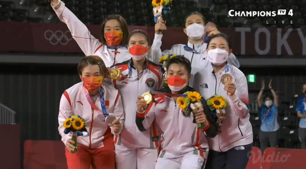 BadmintonTalk's tweet photo. #Badminton Women's Doubles
Podium Pictures

🥇Greysia Polii/Apriyani Rahayu #INA
🥈Chen Qingchen/Jia Yifan #CHN 
🥉Kim So Yeong/Kong Hee Yong #KOR

Congratulations to all medalists!!!

#Tokyo2020 
#BadmintalkTokyo2020 https://t.co/BbitkBjxQE