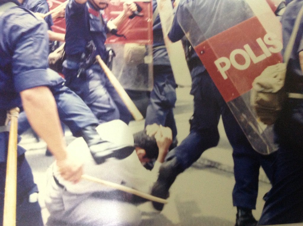AbdMalekHussin's tweet photo. Hari ini aku bertongkat mendekati FRU yang menutup laluan ke arah Parlimen.

22 tahun lalu, tak jauh dari situ, aku dibelasah teruk oleh FRU dan ditahan polis semasa era ledakan Reformasi. https://t.co/WrKblhuVko