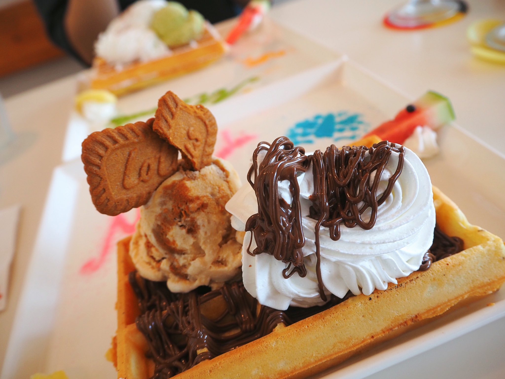 食べ物を淡々とupするアラサー女 ベルギーのおじさんが作ってるベルギーワッフル屋さんに来ました ヌテラソースおいしすぎた ワッフルもカリふわで幸せの味 カフェ スイーツ ワッフル ベルギーワッフル 食事記録 T Co Vmttghjphs Twitter