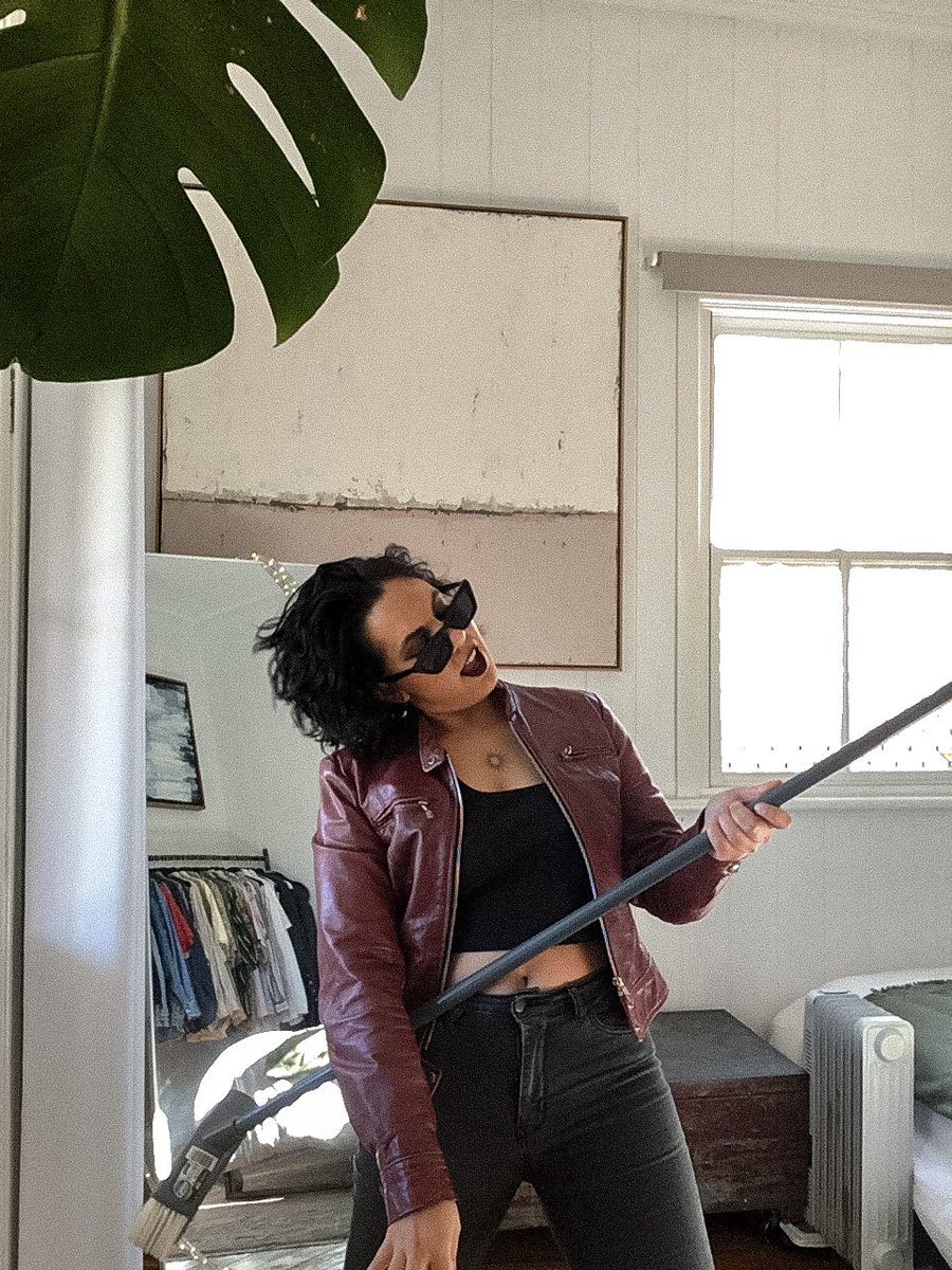 EducateEbony's tweet image. When Max Cavalera tells you to wear your leather, grab a broom and air guitar in front of a mirror to British Steel by @judaspriest, you'd better do it. And do it good.

Listen here: podlink.to/EducateEbonyPo…

#listeningnotes #educateebony @GloriaCavalera