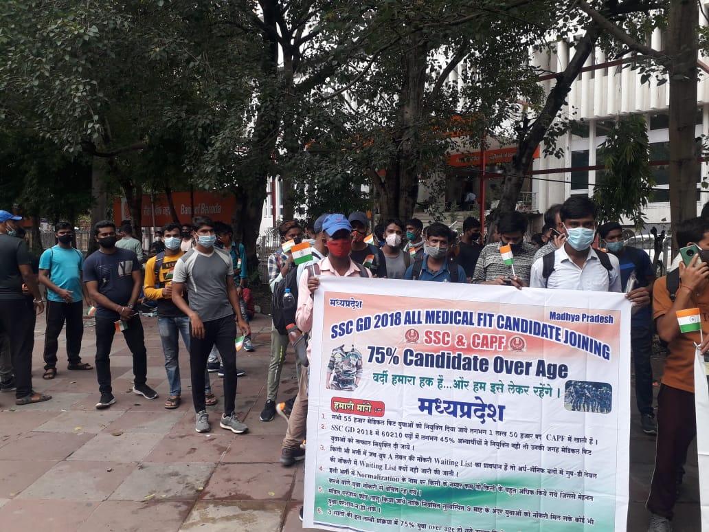 PRADEEPPATEL06's tweet photo. आज @OfficialBKU के प्रमुख @RakeshTikaitBKU साहब जी से मिलकर #SSCGD2018 के युवाओं ने  ज्ञापन दिया।उन्होंने सरकार के साथ अगली मीटिंग में हमारी आवाज भी उठाने एवं हर सम्भव मदद करने का आश्वासन दिया।
@Abhinav_Pan @nityanandraibjp @vinodkapri @BDUTT @HMOIndia @IndiaToday @AISA_tweets https://t.co/w0AchoHSfn