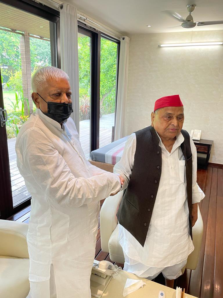 laluprasadrjd's tweet photo. देश के वरिष्ठतम समाजवादी साथी आदरणीय श्री मुलायम सिंह जी से मुलाकात कर उनका कुशलक्षेम जाना।खेत-खलिहान,ग़ैर-बराबरी, अशिक्षा,किसानों,गरीबों व बेरोजगारों के लिए हमारी सांझी चिंताएँ और लड़ाई है।

आज देश को पूंजीवाद और सम्प्रदायवाद नहीं बल्कि लोकसमता एवं समाजवाद की अत्यंत आवश्यकता है। https://t.co/XWA2goMjG8