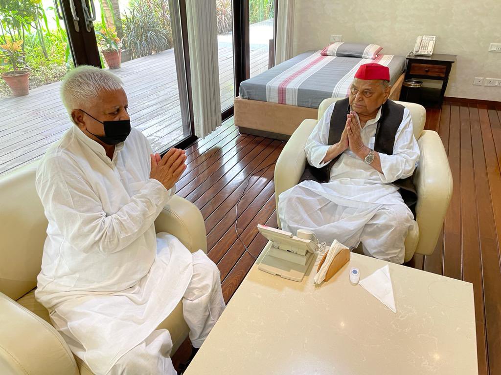 laluprasadrjd's tweet photo. देश के वरिष्ठतम समाजवादी साथी आदरणीय श्री मुलायम सिंह जी से मुलाकात कर उनका कुशलक्षेम जाना।खेत-खलिहान,ग़ैर-बराबरी, अशिक्षा,किसानों,गरीबों व बेरोजगारों के लिए हमारी सांझी चिंताएँ और लड़ाई है।

आज देश को पूंजीवाद और सम्प्रदायवाद नहीं बल्कि लोकसमता एवं समाजवाद की अत्यंत आवश्यकता है। https://t.co/XWA2goMjG8