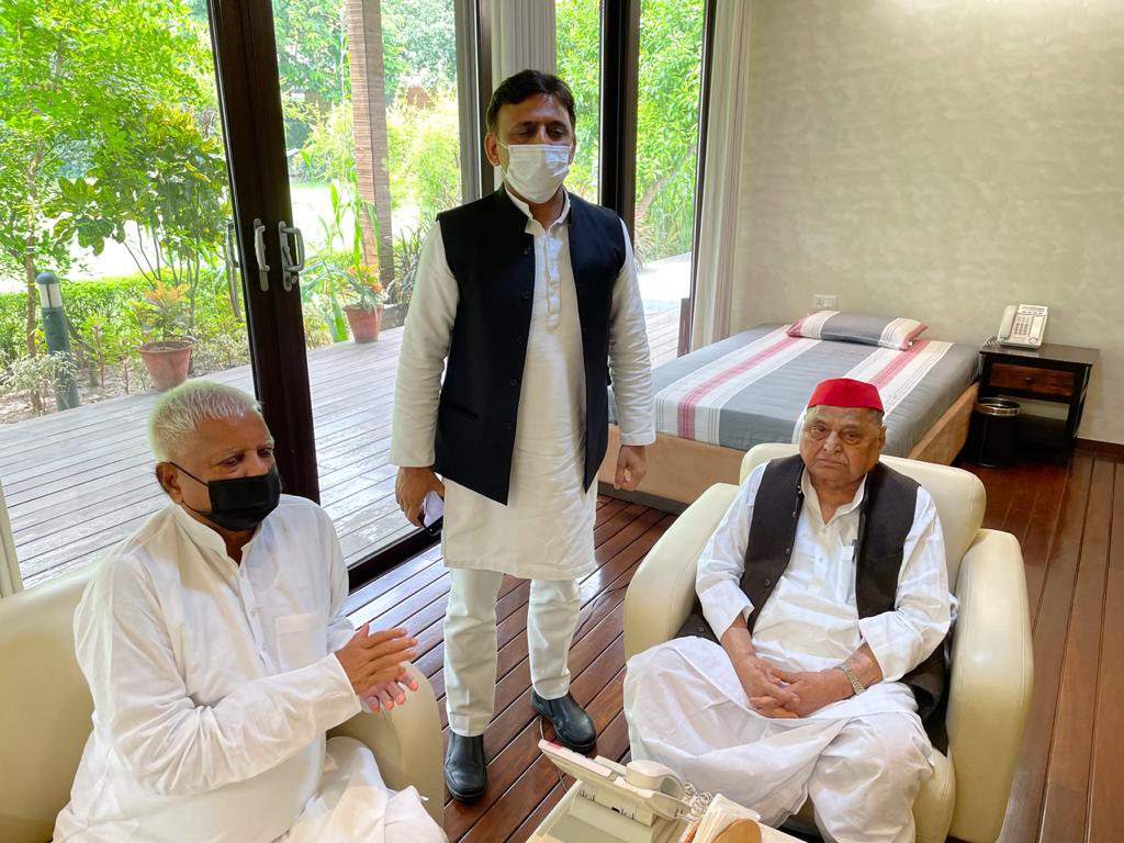 देश के वरिष्ठतम समाजवादी साथी आदरणीय श्री मुलायम सिंह जी से मुलाकात कर उनका कुशलक्षेम जाना।खेत-खलिहान,ग़ैर-बराबरी, अशिक्षा,किसानों,गरीबों व बेरोजगारों के लिए हमारी सांझी चिंताएँ और लड़ाई है।

आज देश को पूंजीवाद और सम्प्रदायवाद नहीं बल्कि लोकसमता एवं समाजवाद की अत्यंत आवश्यकता है।