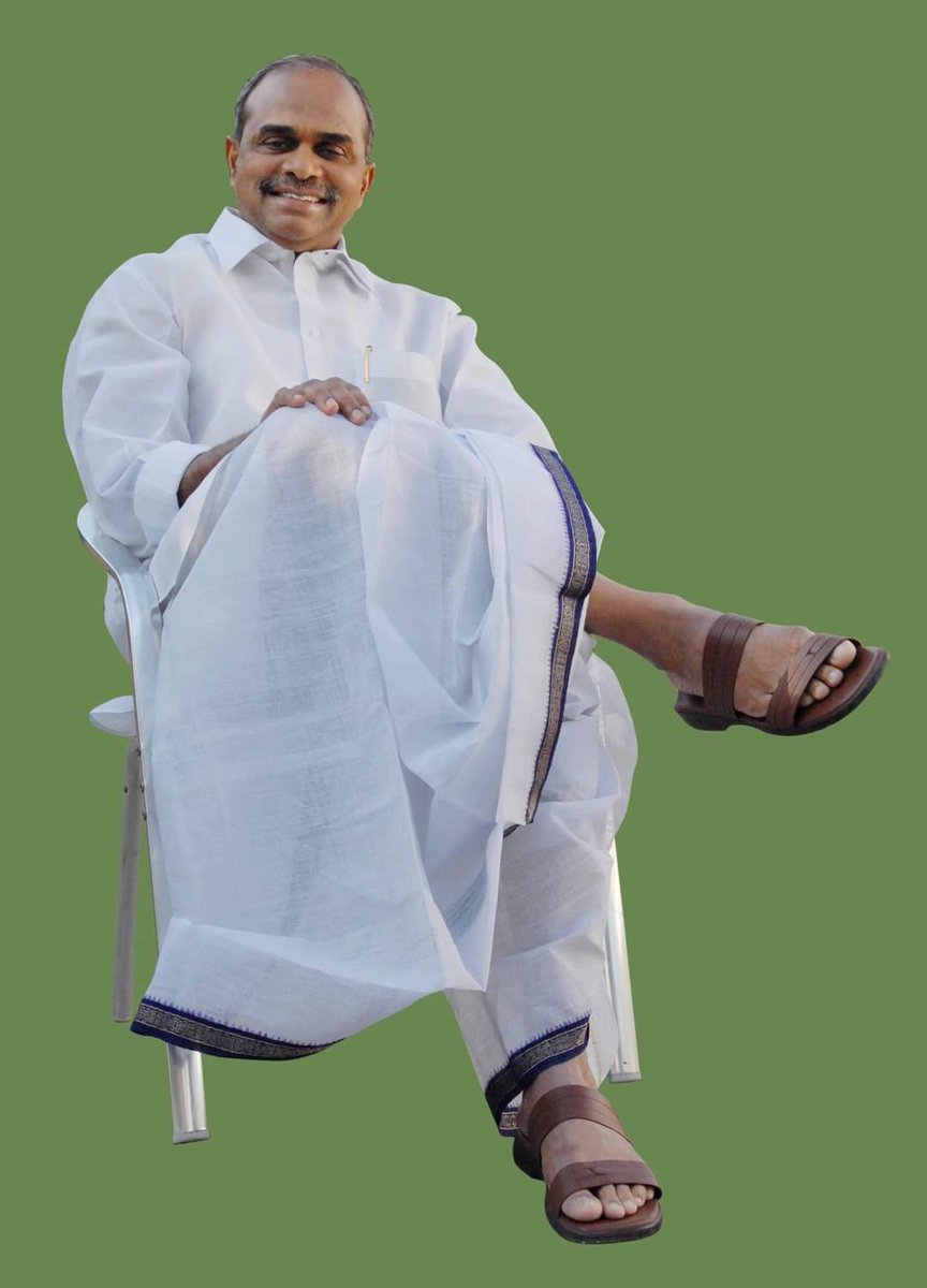 YSRCPBDR1's tweet photo. ప్ర‌తిభ‌కు పేద‌రికం అడ్డు కాకూడ‌దు. పేదింట్లో పుట్టిన ప్ర‌తి ప్ర‌తిభావంతుడు ఉన్న‌త చ‌దువులు చ‌ద‌వాలి`` అని ఫీజు రీయింబ‌ర్స్ మెంట్ ప‌థ‌కాన్ని ప్ర‌వేశ‌పెట్టారు దివంగ‌త మ‌హానేత డాక్ట‌ర్ వైయ‌స్ రాజ‌శేఖ‌ర‌రెడ్డి.
#YSRForever https://t.co/RYij2RjUDX