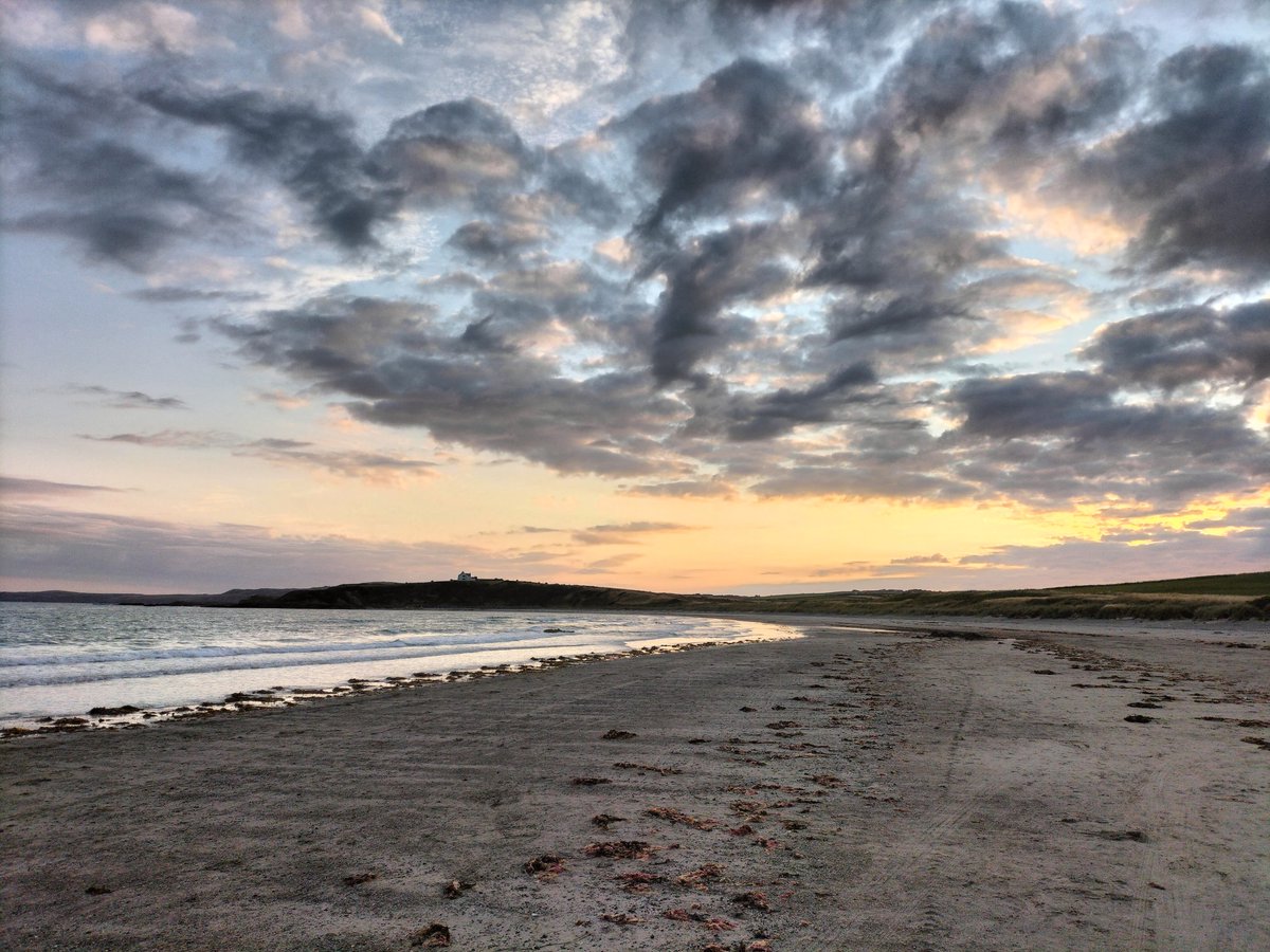 IJF62's tweet photo. Sunrise at Porth Tywyn Mawr, Anglesey https://t.co/Ys3DnT1vaV