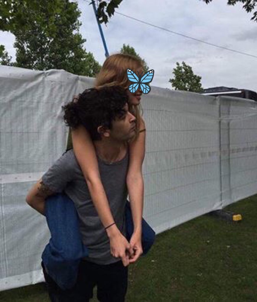 —Vía IG—

Tan feliz de estar con mi linda <a href="/HxileeB/">Hailee</a> un año más en el #Rolbandchella21 para divertirnos 🎡🍃