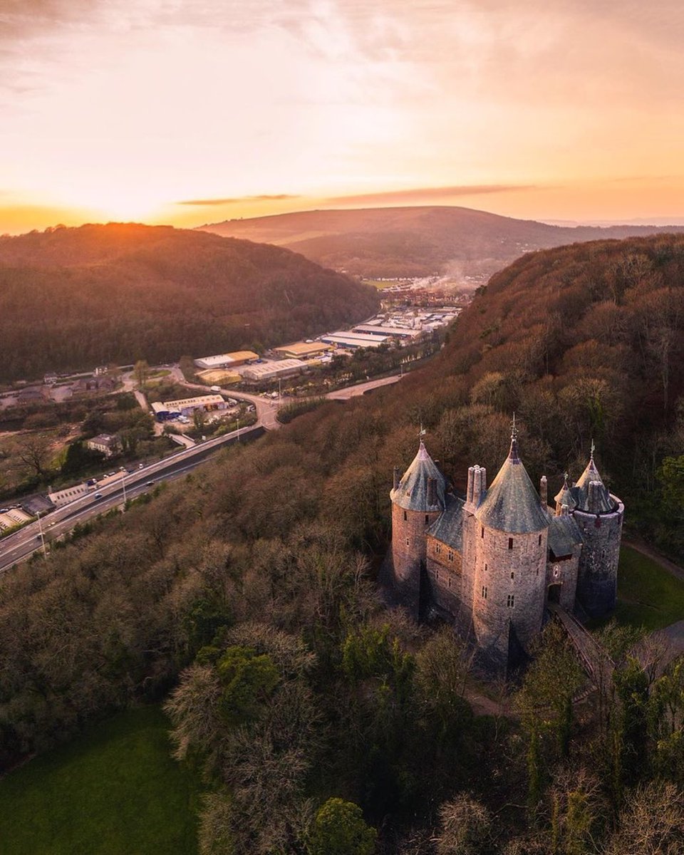 CardiffLifeMag's tweet image. You’re never too old for fairytales 🏰

Incredible shot of Castell Coch by 
justinthejim on Instagram  👏

#castellcoch #cardiffshooters #cardiffdrone #cardiffviews #castles #cardiff #cardiffphotography