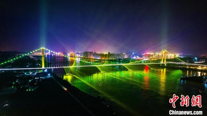 ChinaDaily's tweet image. Bright lights flicker and dance on the Yangtze River Bridge, paying tribute to the builders with a brilliant gesture in Yichang, Hubei province.