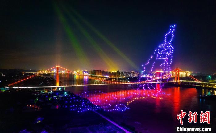 ChinaDaily's tweet image. Bright lights flicker and dance on the Yangtze River Bridge, paying tribute to the builders with a brilliant gesture in Yichang, Hubei province.