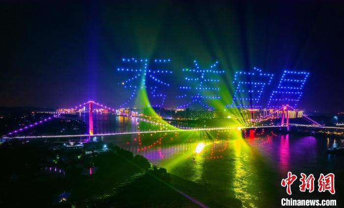 ChinaDaily's tweet image. Bright lights flicker and dance on the Yangtze River Bridge, paying tribute to the builders with a brilliant gesture in Yichang, Hubei province.