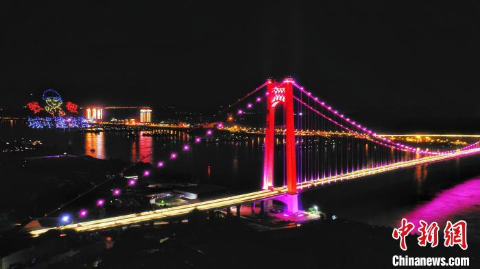 ChinaDaily's tweet image. Bright lights flicker and dance on the Yangtze River Bridge, paying tribute to the builders with a brilliant gesture in Yichang, Hubei province.