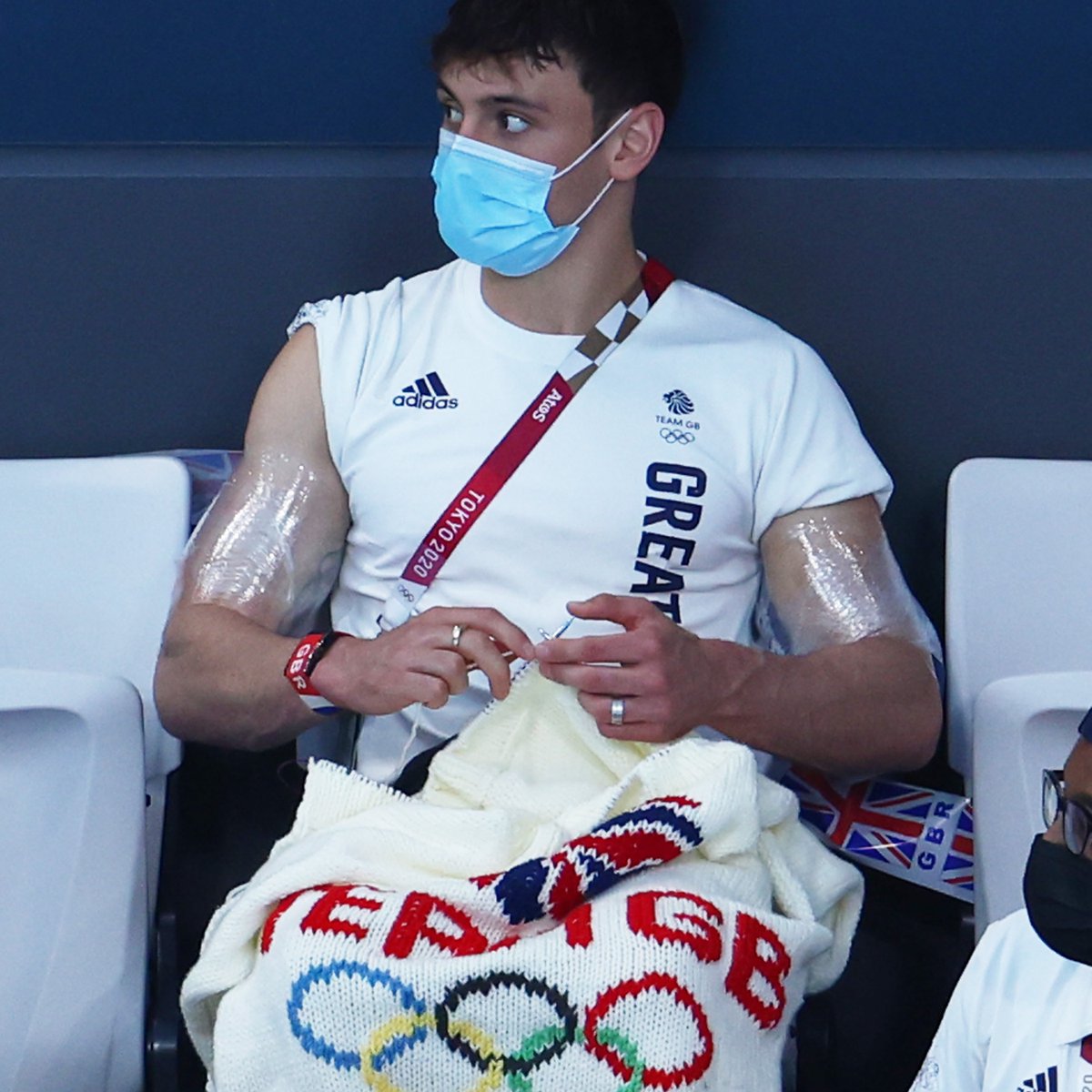 The Men's 3m Springboard preliminaries are underway, in the meantime on the stands...Tom Daley is knitting 🧶😉
#OlympicGames