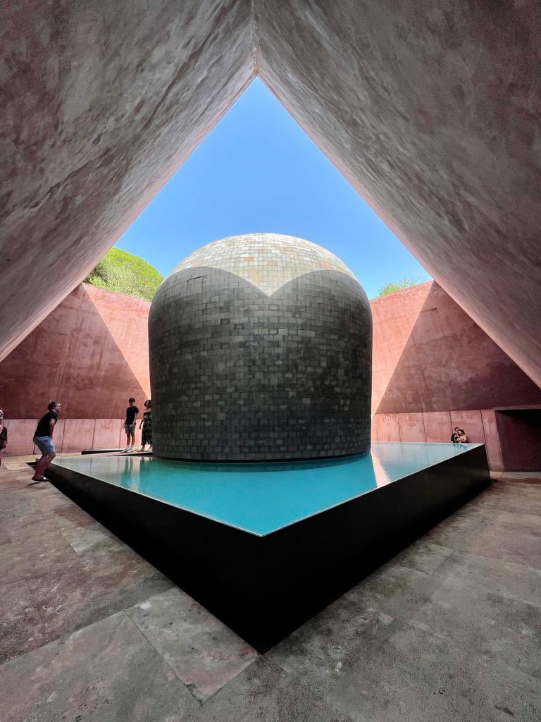 Als je in Andalusië bent: probeer een bezoek te brengen aan Fundación NMAC in Vejer de la Frontera (tussen Cádiz en Tarifa). Soort Voorlinden/Kröller Müller in een bebost duingebied langs de Atlantische oceaan. Heel mooi! #JamesTurrell