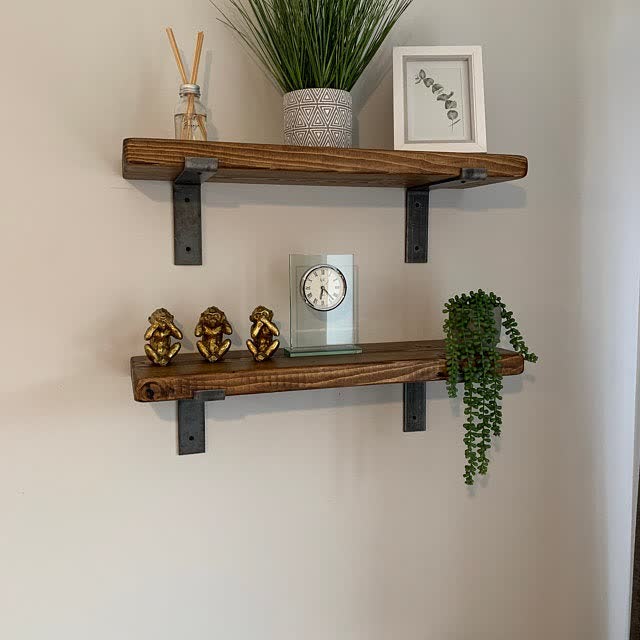 Tudor Oak Metal Bracket Shelves, made by us, styled by Laura.
#shelf #shelfie #rusticshelves #rusticinterior # rusticshelving