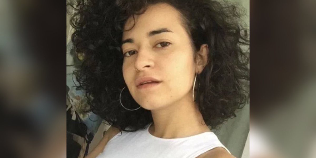 #AzraGülendamHaytaoğlu ‘nun cansız bedeni ormanda bulundu. İş için görüşmeye gittiği erkek tarafından cinsel saldırıya uğradığı ve işkenceyle öldürüldüğü öğrenildi.

Kendi ayakları üzerinde yaşamak isteyen kadınlar, yasaları uygulamayarak faillere cesaret verenler yüzünden ölüyor