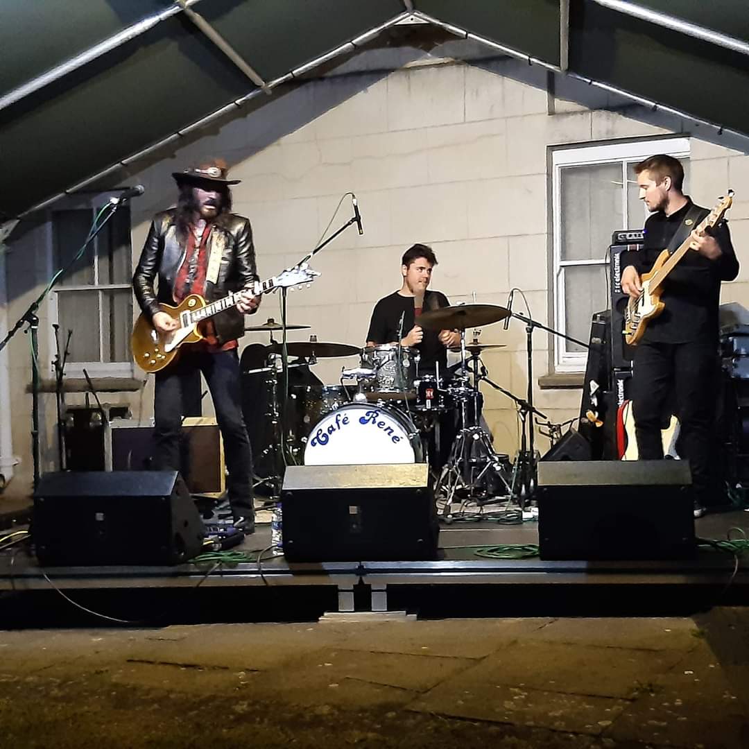 TroyRed7's tweet photo. Absolutely great to headline @BluesGloucester it was one of those nights where everything just clicks &amp; the band was on fire 🔥 huge thanks to everyone who came &amp; special thanks to @CafeRene for having us 
Photo Credit John Tate @VeraBLack8  @Phixclothing #goldtoplespaul #blues https://t.co/EWBl26QQL2