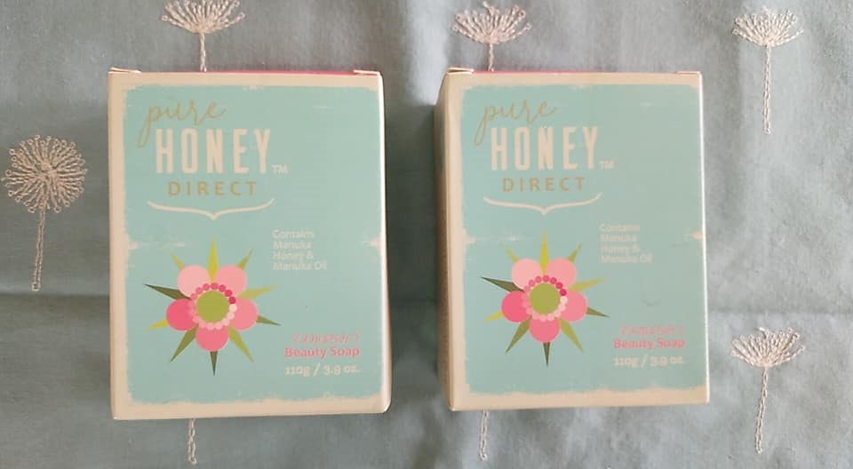 オーガニックマートよこい 原材料 カリ含有石けん素 水 マヌカ蜂 カミツレ花エキス セイヨウオトギリソウ花 葉 茎エキス 冬菩提樹花エキス トウキンセンカ花エキス ヤグルマギク花エキス ローマカミツレ花エキス マヌカオイル ｂｇ しっとり