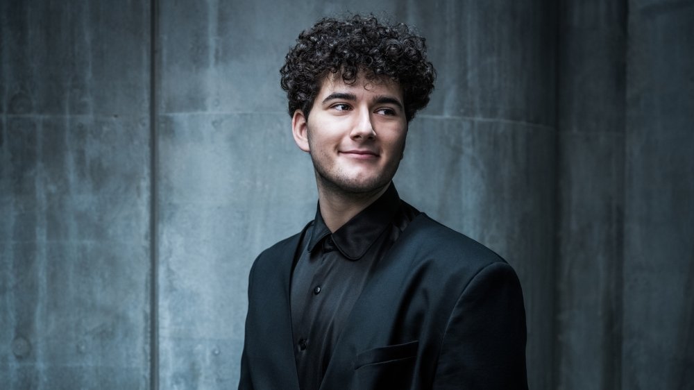 lenouvelliste's tweet photo. #LAVIERÊVEEDE Alors que nous sortons péniblement du cauchemar #Covid19, le chanteur #fribourgeois @gjonstearsoff, arrivé troisième au concours de l'#Eurovision 2021, nous confie ses rêves 💭
➡️ https://t.co/ISpCpmxEuu
#Cestlété #gjonstears #EurosongCH #Friboug #Suisse https://t.co/XgT63qTs4x