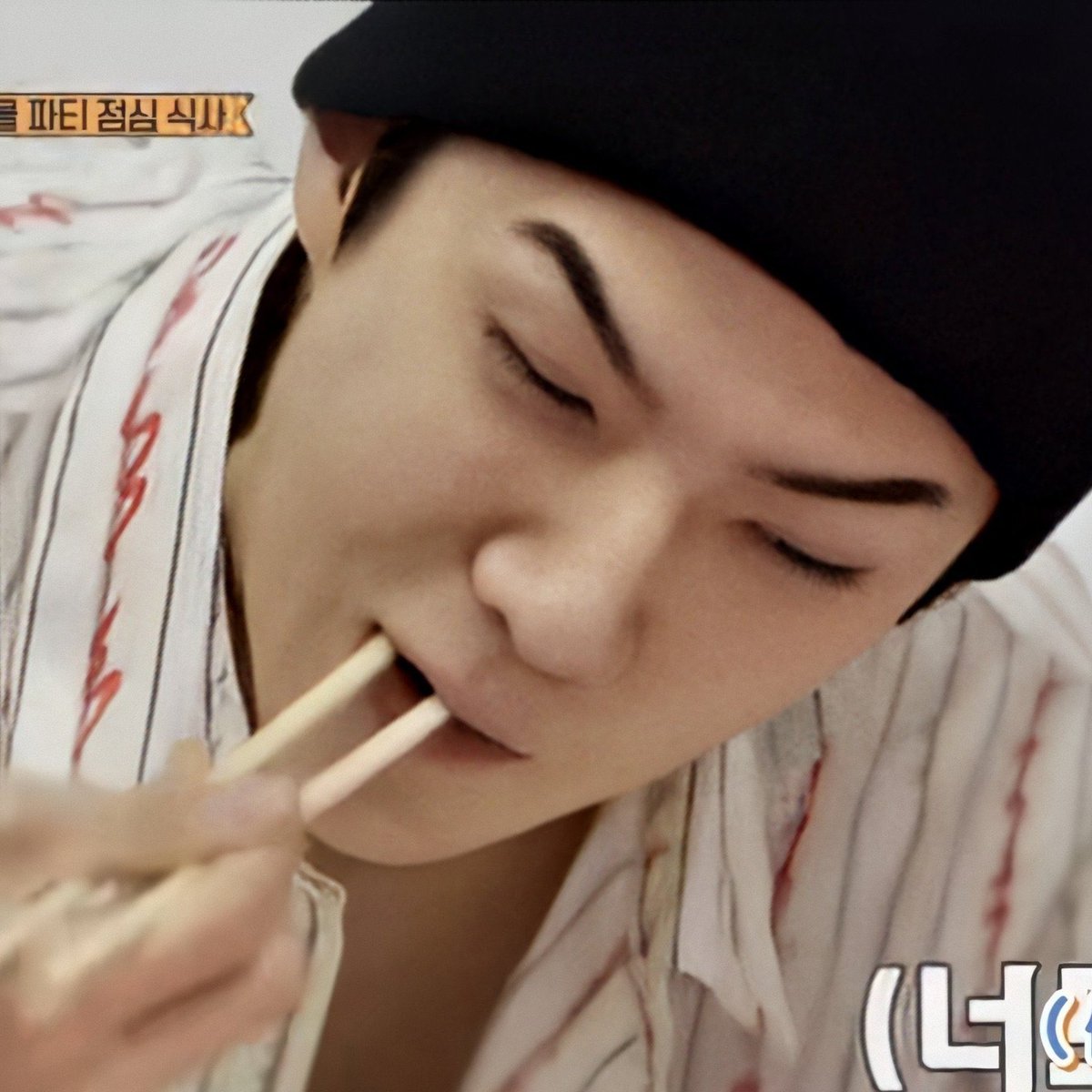 einarocks's tweet image. ~♡ A Thread Of Idols Eating ♡~