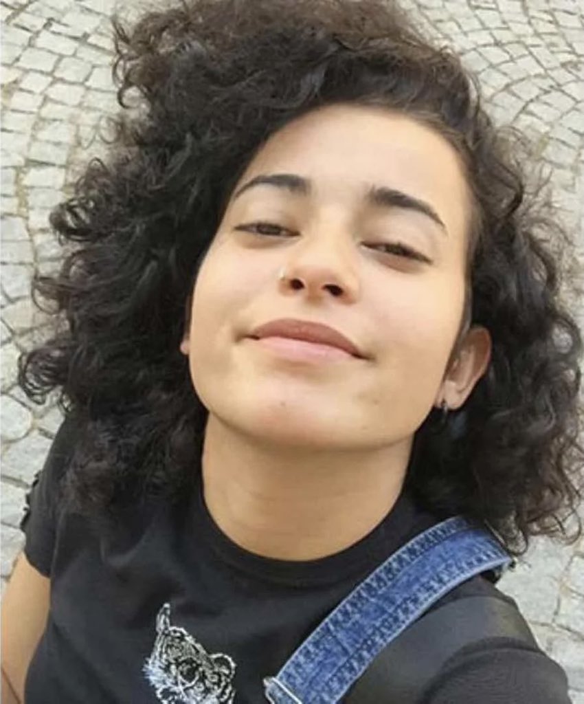 Azra’dan korkunç bir haber aldık. Yine kelimelerimizin yetersiz kaldığı bir haber… Bir kadının daha hayatının elinden alınmasına tahammülümüz yok! Kadın cinayetlerinin engellenmesi için en kısa zamanda tüm önlemlerin alınması zorunluluktur!   #AzraGülendamHaytaoğlu
