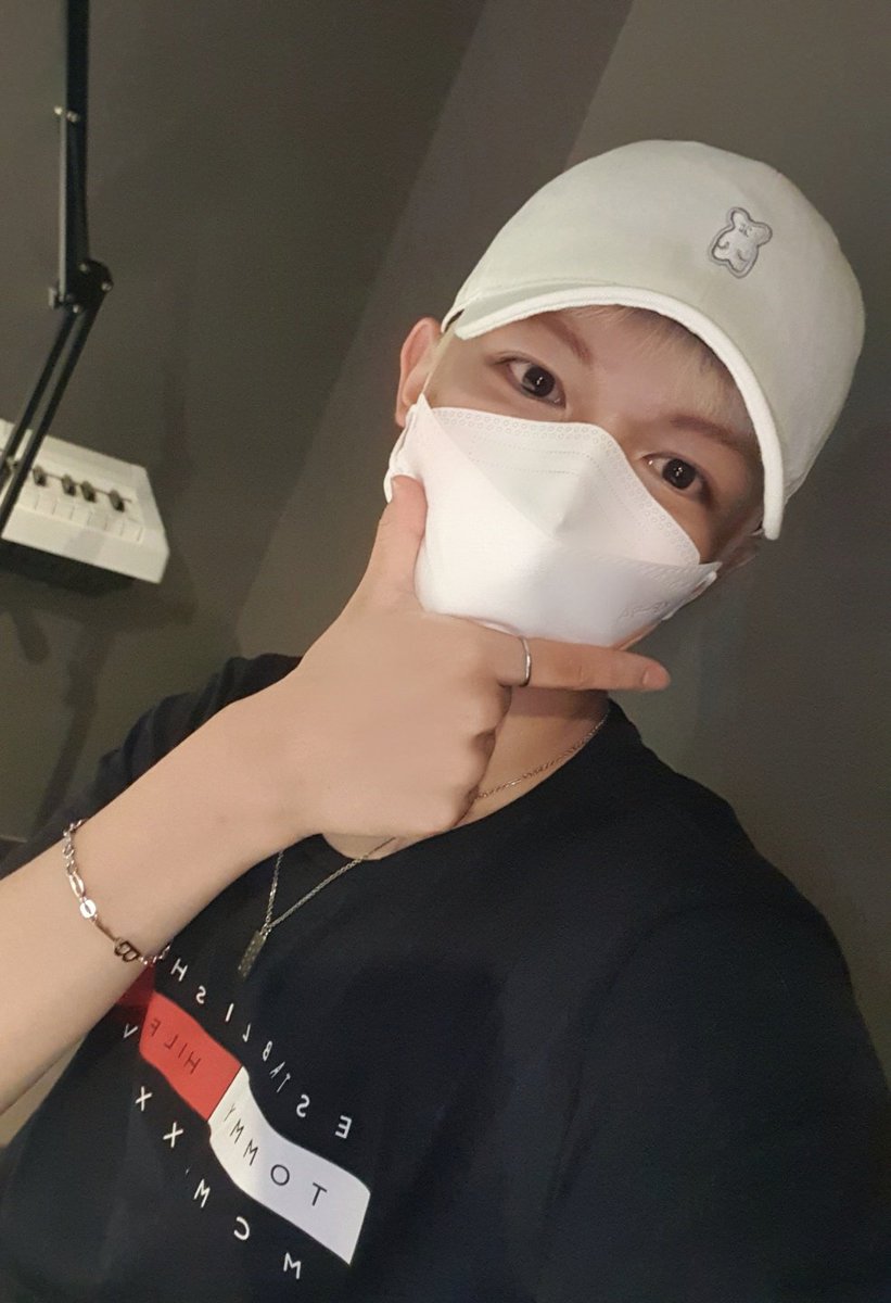 [#빛]
엘스 8월에도 마스크 잘 쓰고 다녀야 해요😀
#BAE173 #비에이이173
#BIT
