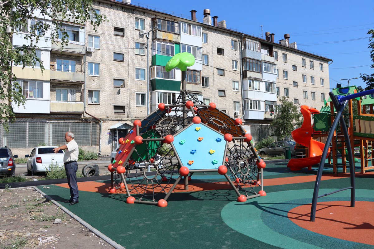 На детской площадке во дворе ул. Победы, 131 появилось яркое антитравматическое покрытие. Подрядчик приступил к асфальтированию тротуаров. Работы выполняются в рамках программы "Формирование комфортной городской среды" 
#КГС #КировскийРайон
<a href="/Rudakov_i_a/">Рудаков Игорь Александрович</a> 
<a href="/gkh_kir63/">Отдел по ЖКХ и благоустройству</a> 
<a href="/orlova_d/">Дарья Орлова</a>