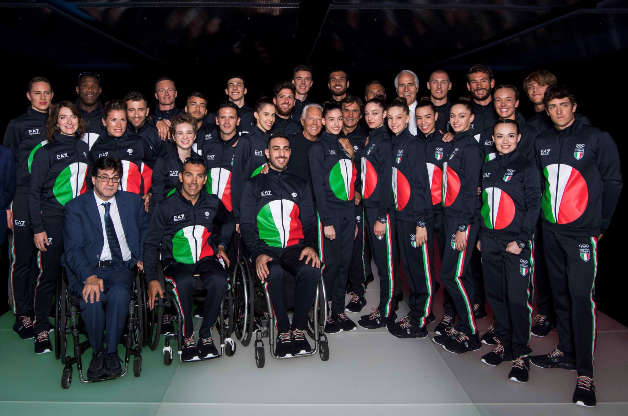 Fashionsnap Com 東京オリンピック イタリア代表選手団のウェアはエンポリオ アルマーニのスポーツライン エンポリオ アルマーニ Ea7 が製作 日の丸をイメージした円形でイタリアの国旗カラーをデザインしています T Co 1r3ehkgcfe T