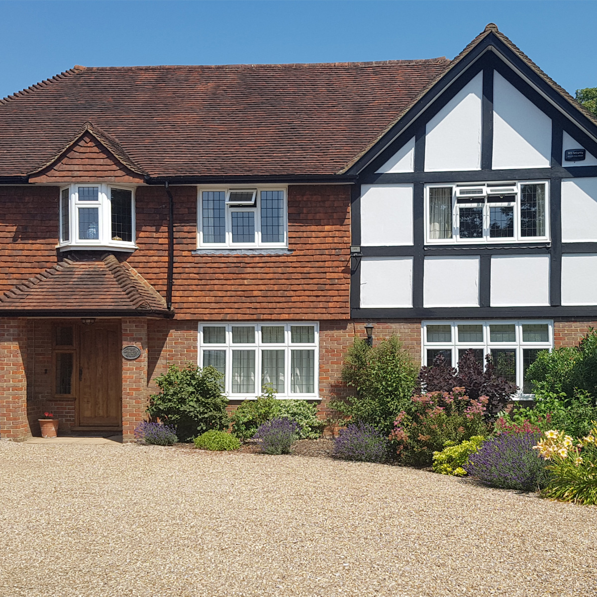 😮 How good does this house look in the sunshine, now that Hazlemere has transformed its look?
 
Located in Gerrards Cross, Buckinghamshire, it has had new windows installed, as well as replacement fascias and soffits. 
 
hazlemere.co.uk/free-quotation…