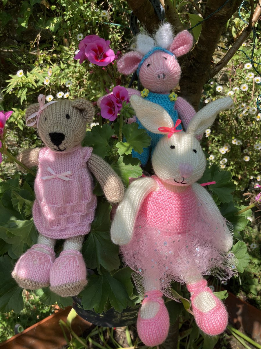 CreativeKnits's tweet photo. Hello! Happy bank holiday Monday everyone. Have a lovely day 🌸🐰❤️ #BankHolidayWeekend #handmadegifts #supportlocal #CraftBizParty #irishcraft_irishdesign #elevenseshour #specialpresent #bunnies https://t.co/RFB99D1KQS