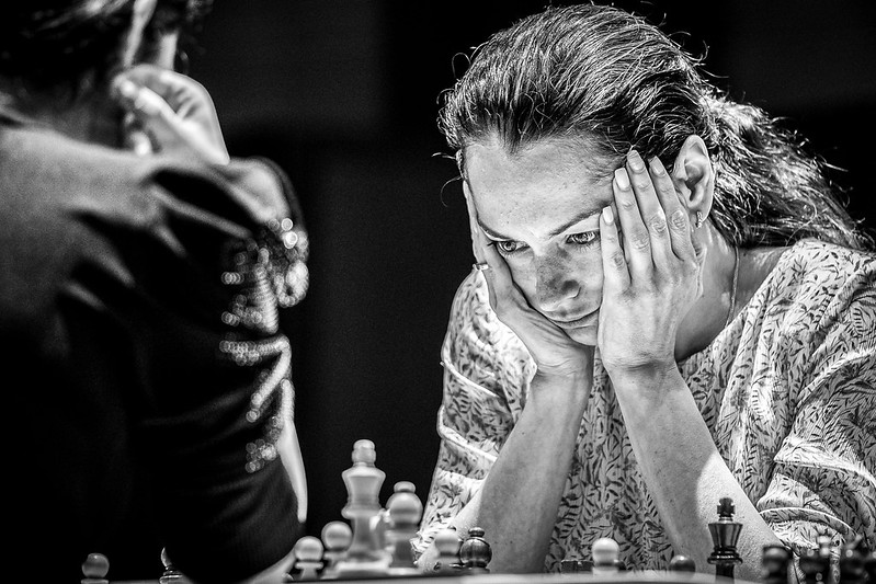 Alexandra Kosteniuk won the 64-player Women's World Championship in 2008, beating Hou Yifan in the final. Now, after a rollercoaster win over Goryachkina, she's a draw away from winning the Women's #FIDEWorldCup! Duda also held Carlsen to a sharp draw: 

chess24.com/en/read/news/f…