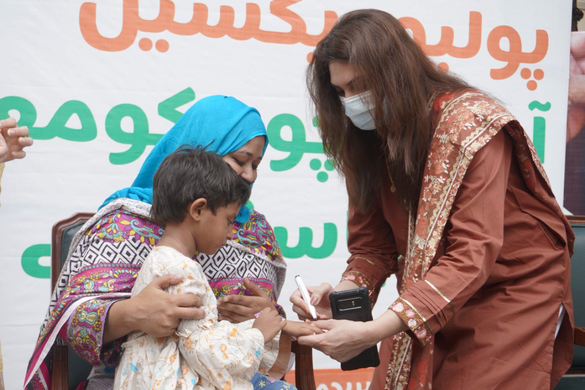 Secretary Health Punjab Sarah Aslam &amp; Coordinator <a href="/EocPunjab/">EOC Punjab</a> Sundas Irshad inaugurated the sub-national immunisation campaign by administering polio drops to children 👫 in Lahore.

Your cooperation can help us reach more than 9.9 million children in 1️⃣1️⃣ districts of Punjab.