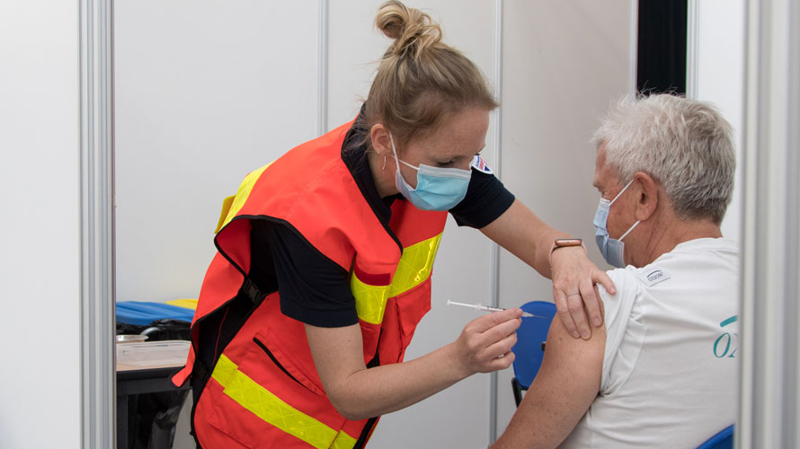 departement17's tweet photo. #Covid19💉Le #Dept17 se mobilise à nouveau et lance son centre de #vaccination mobile
1er arrêt cet après-midi au Bois-Plage-en-Ré de 14h à 20h #GRATUIT #SansRDV
📍salle polyvalente rue des Barjottes

Infos &amp; Calendrier👉 https://t.co/KcOLdEDN98
@SDIS17 @Prefet17 https://t.co/z8GD9wChNv