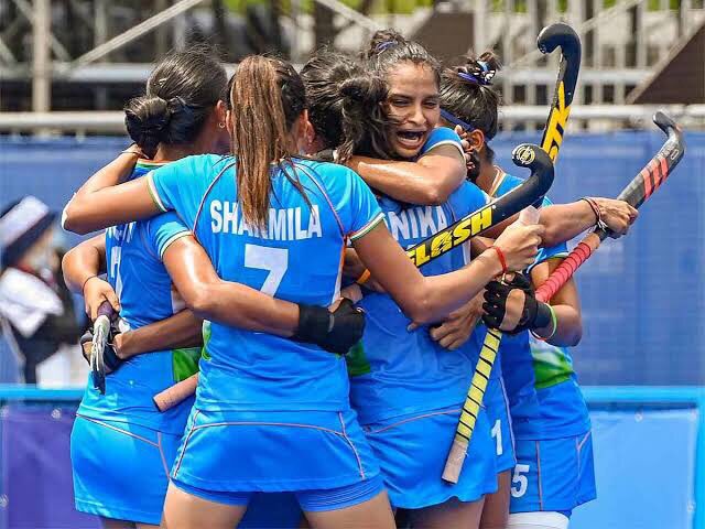 RGoswami87's tweet photo. Indian women hockey team created history at the #TokyoOlympics, by entering the semifinals for the first time.

#Tokyo2020 #Olympics #Hockey #hockeyindia 

Congratulations Team India and All the Best for Gold 👍🇮🇳 #morepowertogirls https://t.co/2UcnFZIyDR