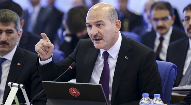 AjanBrian's tweet photo. Öznesi belli olmayan cümleler kuran Bakan  Soylu, millete provakatör göndermesi yaptı. Millet; "yangının provakasyonu mu olur, bu uçaklar nerede?" diye cevap verdi.

#helpturkey

https://t.co/2YPUI7dcb9 https://t.co/OFo4512NFW
