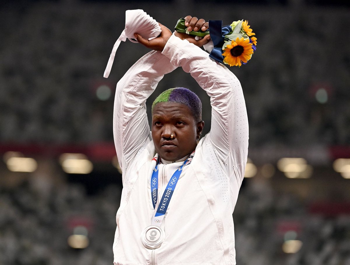 ipatolorente's tweet photo. La X de Raven Saunders, plata en lanzamiento de peso. "Es la intersección donde todas las personas oprimidas se unen. Dedicado a toda mi gente negra, dedicado a la comunidad LGBTQ, dedicado a todas las que lidian con la salud mental", ha dicho. Foto de Ina Fassbender/AFP. https://t.co/JJgymbxsZz