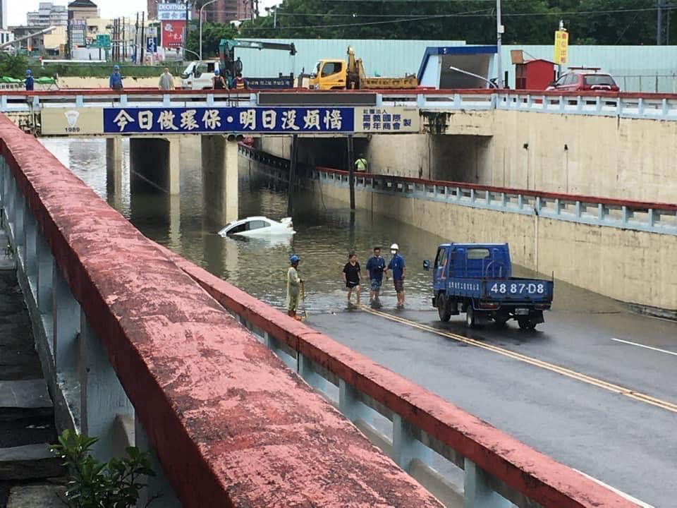 あーしゅえん Axuan 車は水に弱いです 30cmくらいの水位でもマフラーから水が入ると故障します しかも下から水が入ってくると 乾いても後でめっちゃ臭くなります 皆さんも気をつけてくださいね 昔車を水没させたことがある男より皆様へ