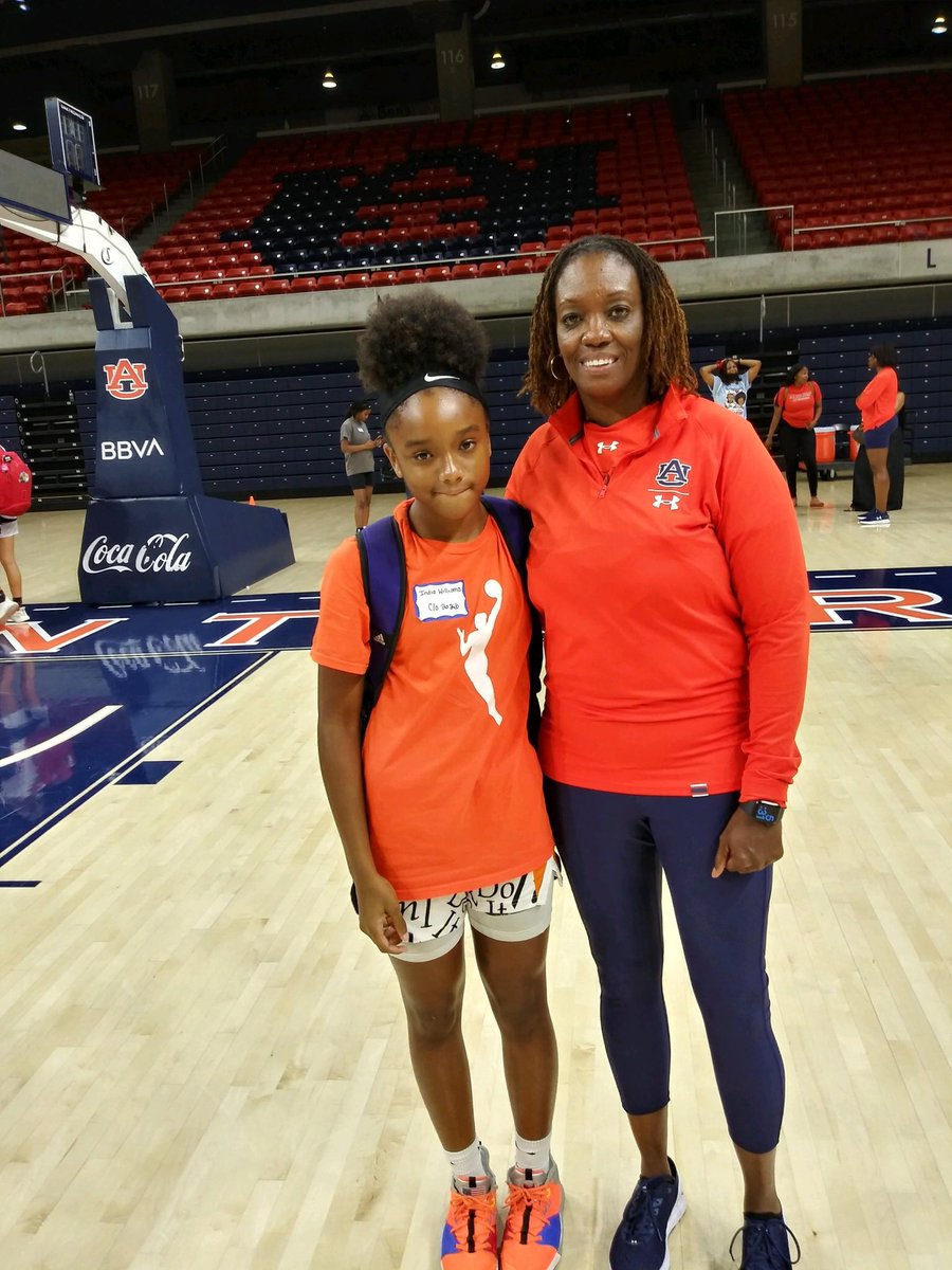FluellenKerri's tweet photo. Me and my cuz had an awesome time this weekend @AuburnWBB , we got a chance to meet @CoachJ_AU and @Coach4Stew . looking forward to next year. @Indiaicecold @Redfresh211 @KFluellen42 https://t.co/TWI4bWu9Ck
