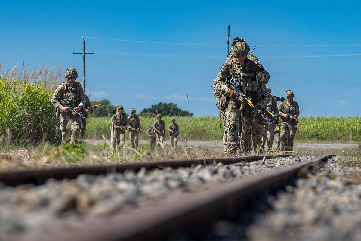 How about some thunder, Down Under? Royal Marines of @40commando took part in the final assaults of Australia's biggest war game @TalismanSabre. 17,000 personnel from 7 nations joined in the 2-week exercise spread across swathes of land, air and sea. ow.ly/6qVg50FIA8l