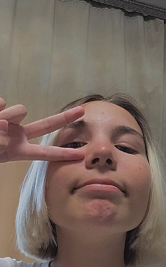 vvvvktt's tweet photo. здравствуй ань        привет тэхен 
#ARSD #ARMYSelcaDay https://t.co/Y85eaq87j6