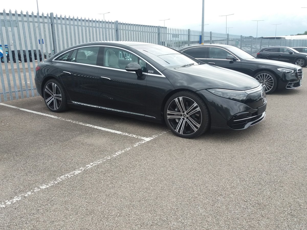 GlassRobRedman's tweet photo. Back to Milton Keynes today to drive the new Mercedes-Benz EQS. An electric car with the specification (and size) of the S-Class. Quiet, smooth, comfortable and nice to drive. Also has the widest glass dashboard! @GlassGuide @MercedesBenzUK @autovista_group https://t.co/eKpBWF7nWJ
