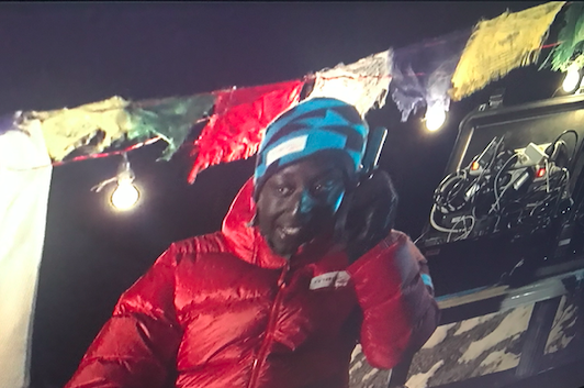 Globalsat's tweet photo. En la comedia de aventuras "El ascenso" un joven parisino de origen senegalés escala el Everest para impresionar a la mujer que ama, sin preparación previa y se convierte en un fenómeno mediático.
Para llamar a sus afectos, usó un #isatphone de @InmarsatGlobal
#WithYouAnywhere https://t.co/XDsXNgh5WN