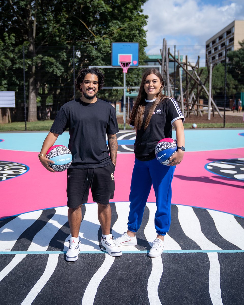 Look at this beautiful new basketball art project in London!

The <a href="/IslingtonBC/">Islington Council</a>, <a href="/ProInThePaint/">Project In The Paint</a>, and <a href="/Pinkladyappleuk/">Pink Lady® Apples</a> worked with artist <a href="/LomCoco/">Coco Lom</a> to transform this into Central London’s first large scale art court. I hope there are many more to come 🏀🇬🇧
